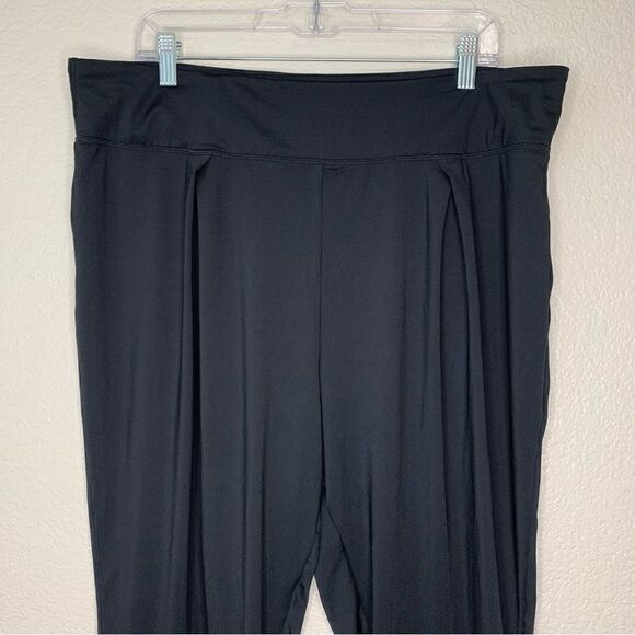 Fabletics Women’s Black Yogi Capri Pants - Picture 3 of 10